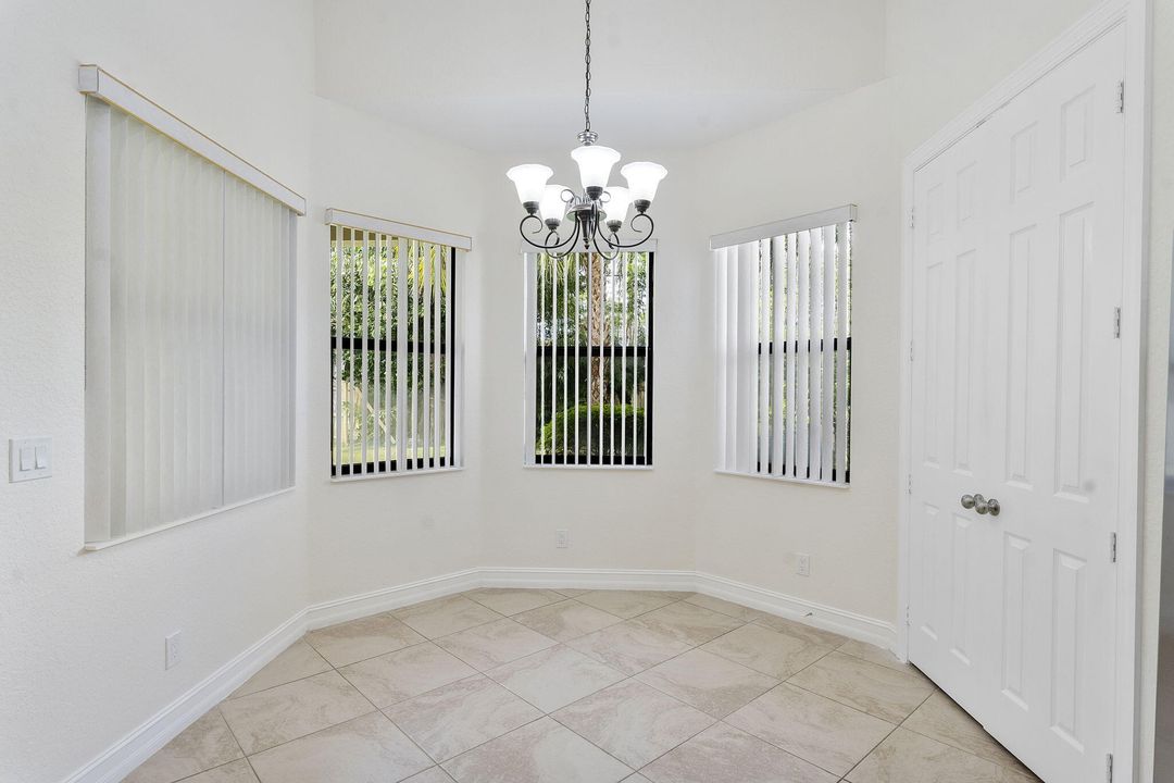 合同活跃: $4,900 (5 贝兹, 4 浴室, 3379 平方英尺)