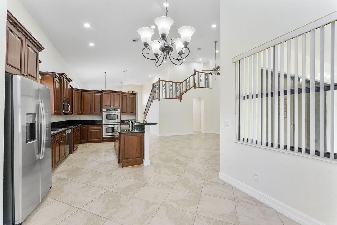 合同活跃: $4,900 (5 贝兹, 4 浴室, 3379 平方英尺)