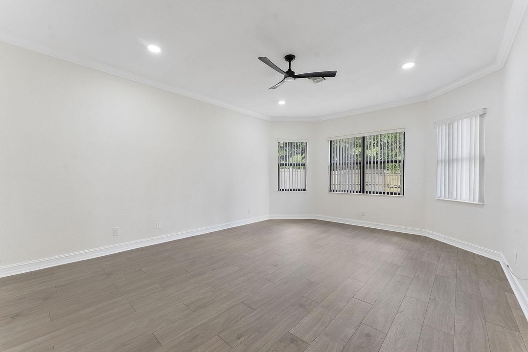 合同活跃: $4,900 (5 贝兹, 4 浴室, 3379 平方英尺)