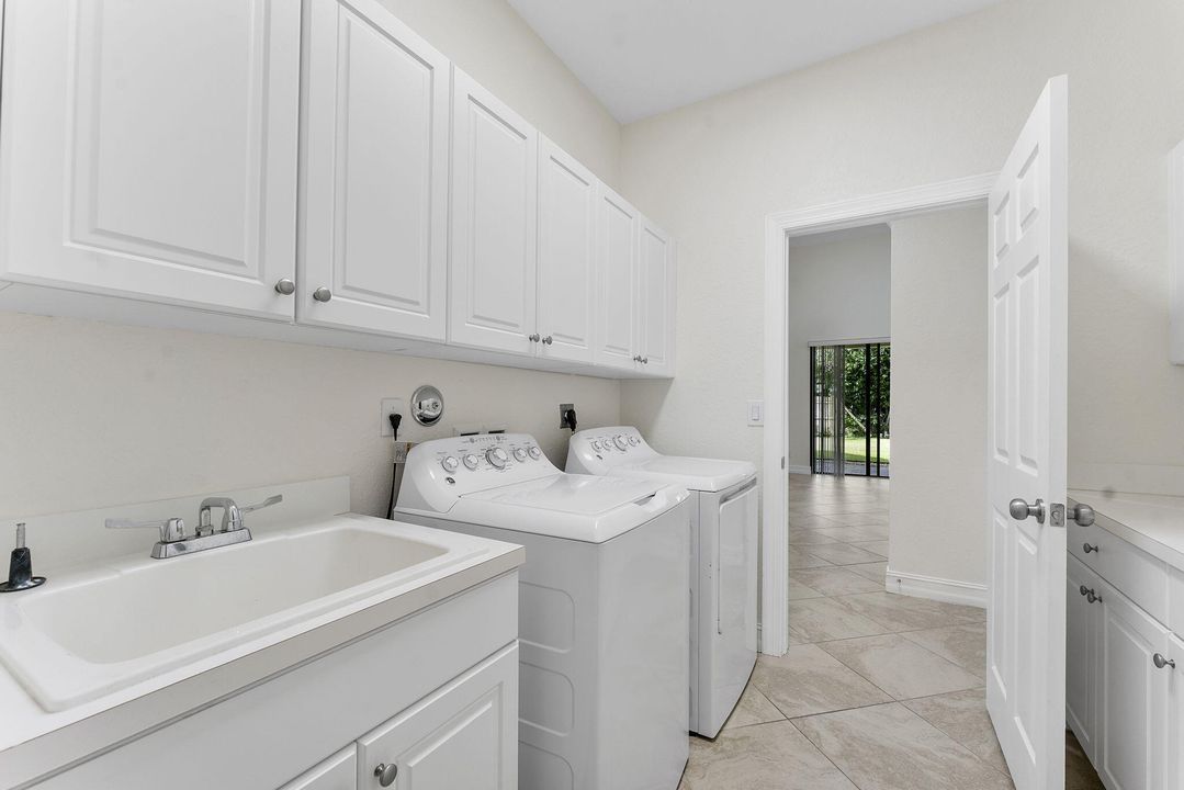 合同活跃: $4,900 (5 贝兹, 4 浴室, 3379 平方英尺)