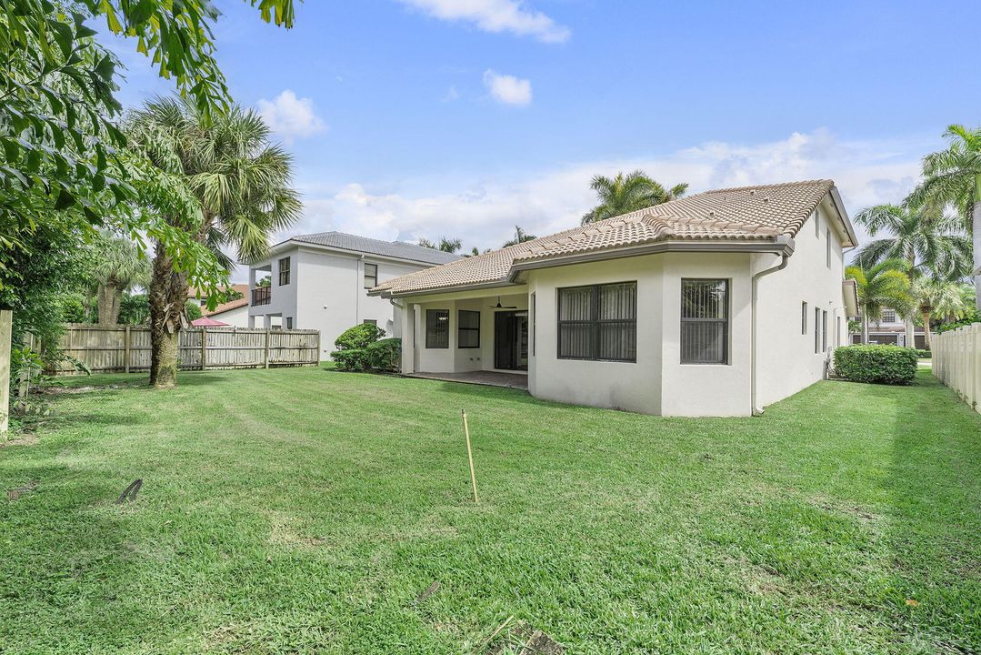 合同活跃: $4,900 (5 贝兹, 4 浴室, 3379 平方英尺)