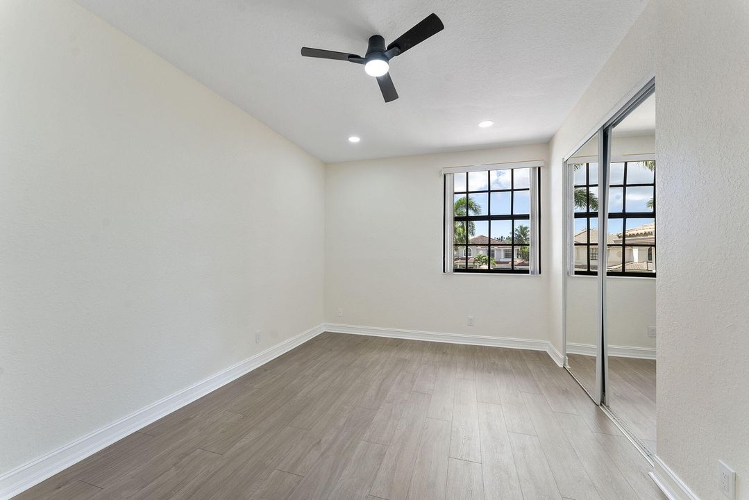 合同活跃: $4,900 (5 贝兹, 4 浴室, 3379 平方英尺)