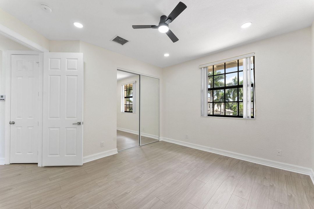 合同活跃: $4,900 (5 贝兹, 4 浴室, 3379 平方英尺)