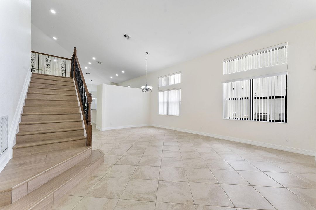 合同活跃: $4,900 (5 贝兹, 4 浴室, 3379 平方英尺)