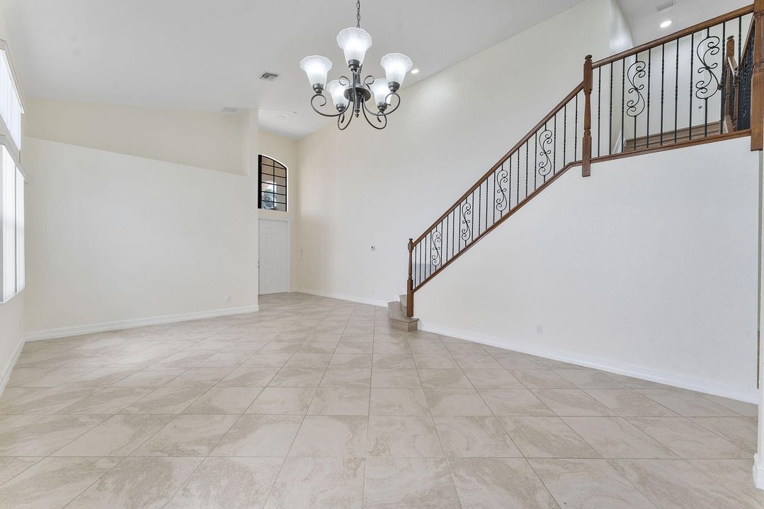 合同活跃: $4,900 (5 贝兹, 4 浴室, 3379 平方英尺)