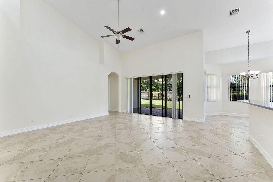 合同活跃: $4,900 (5 贝兹, 4 浴室, 3379 平方英尺)