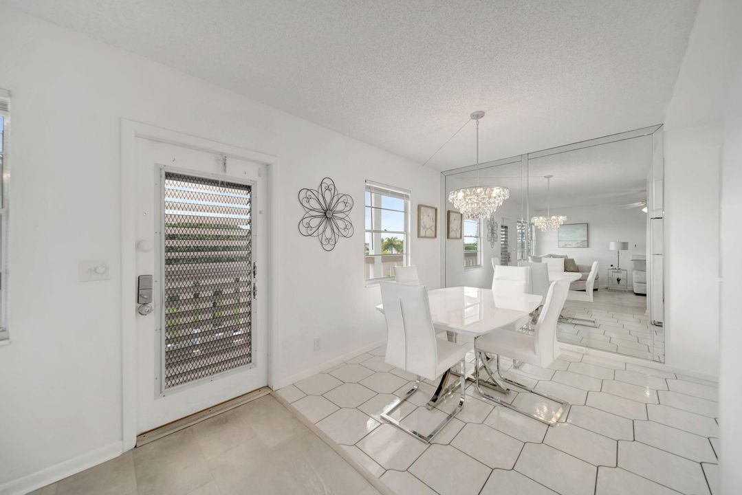 For Sale: $159,900 (2 beds, 2 baths, 916 Square Feet)