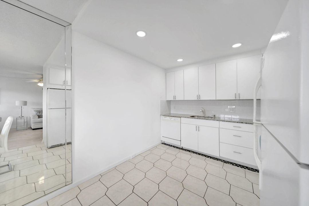 For Sale: $159,900 (2 beds, 2 baths, 916 Square Feet)