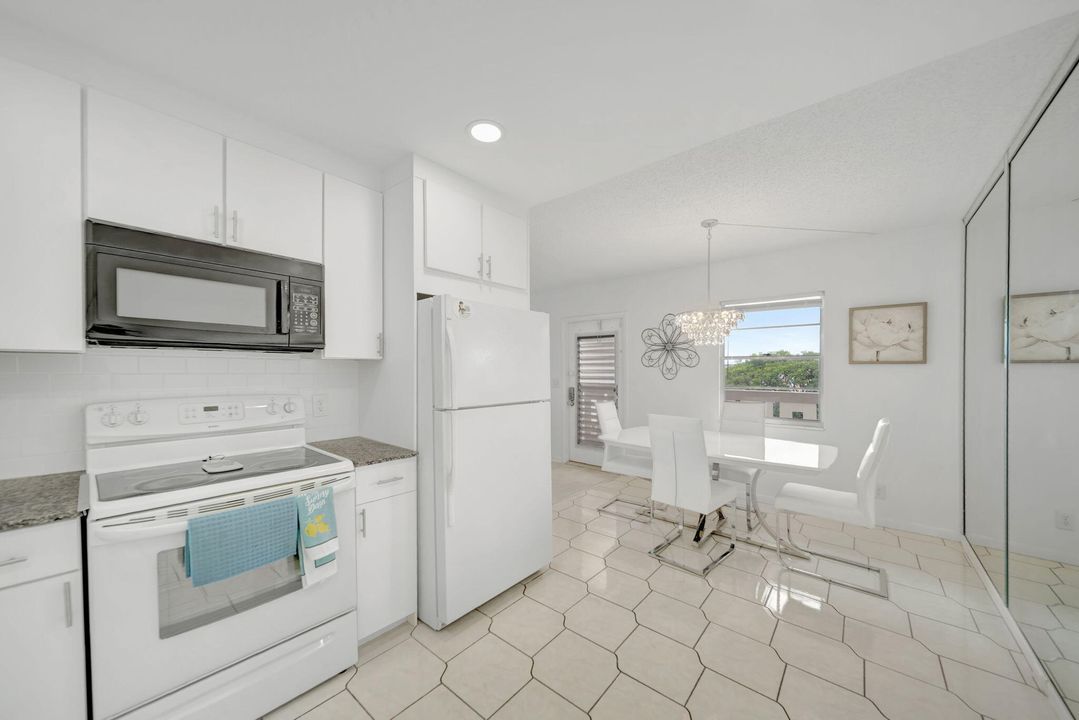 For Sale: $159,900 (2 beds, 2 baths, 916 Square Feet)