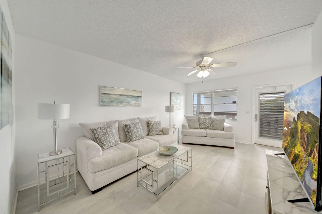 For Sale: $159,900 (2 beds, 2 baths, 916 Square Feet)