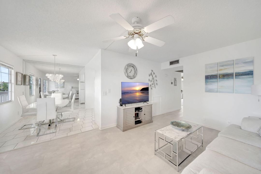 For Sale: $159,900 (2 beds, 2 baths, 916 Square Feet)