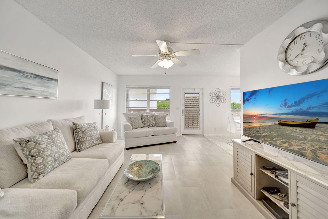 For Sale: $159,900 (2 beds, 2 baths, 916 Square Feet)