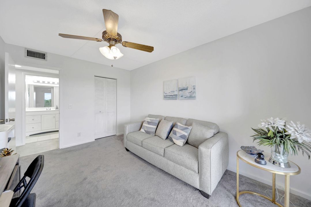 For Sale: $159,900 (2 beds, 2 baths, 916 Square Feet)