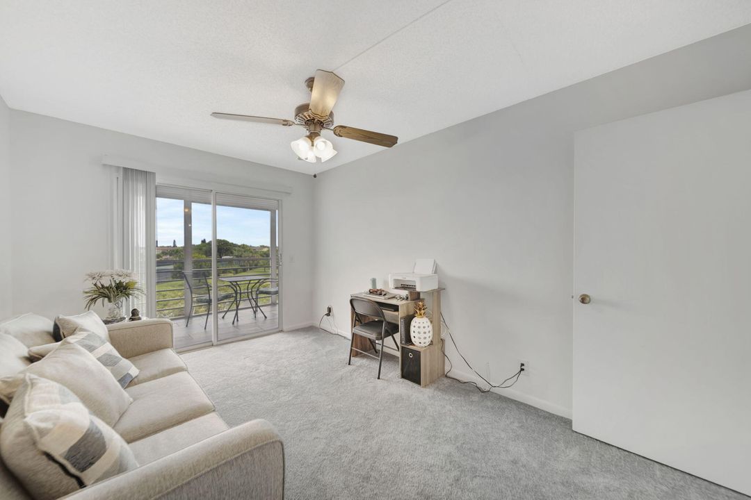 For Sale: $159,900 (2 beds, 2 baths, 916 Square Feet)