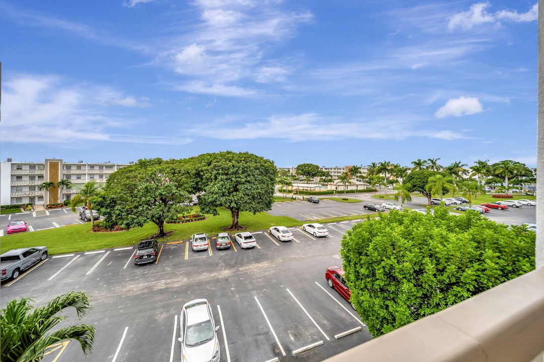 For Sale: $159,900 (2 beds, 2 baths, 916 Square Feet)