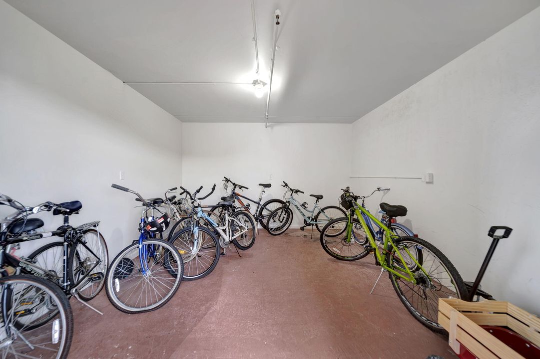 For Sale: $159,900 (2 beds, 2 baths, 916 Square Feet)