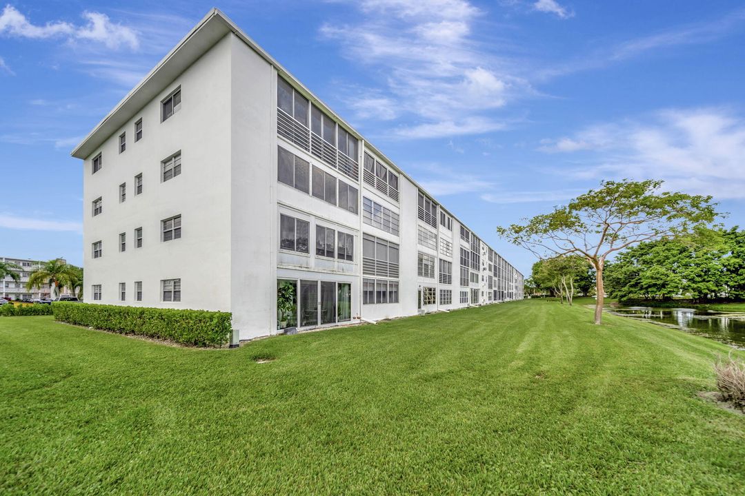 For Sale: $159,900 (2 beds, 2 baths, 916 Square Feet)