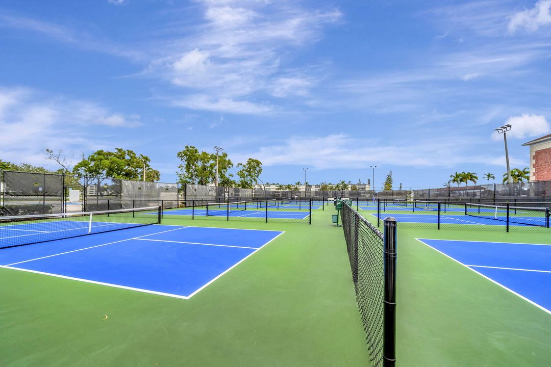 For Sale: $159,900 (2 beds, 2 baths, 916 Square Feet)