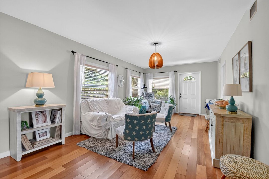 Active With Contract: $418,000 (3 beds, 1 baths, 1191 Square Feet)