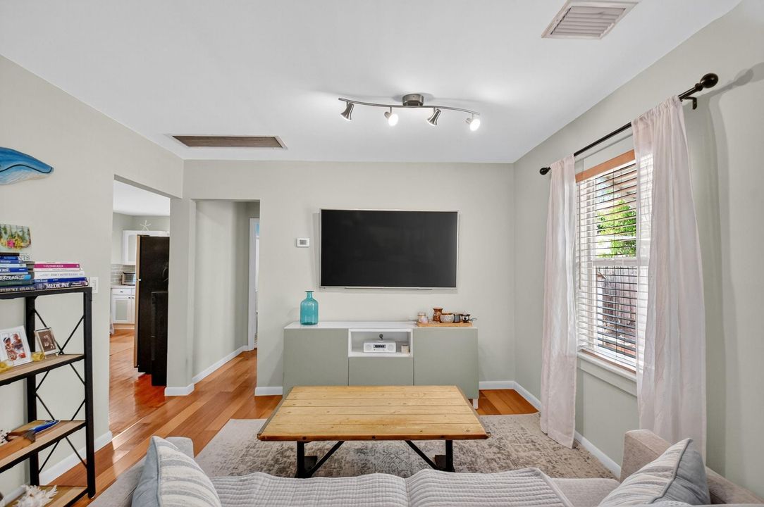 Active With Contract: $418,000 (3 beds, 1 baths, 1191 Square Feet)