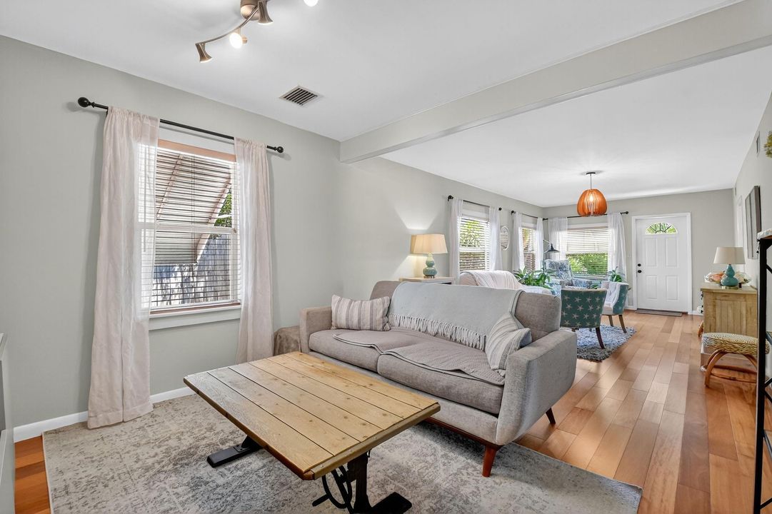 Active With Contract: $418,000 (3 beds, 1 baths, 1191 Square Feet)