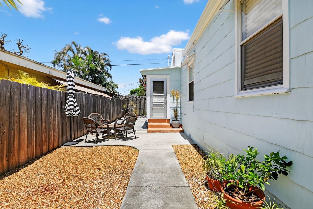 Active With Contract: $418,000 (3 beds, 1 baths, 1191 Square Feet)