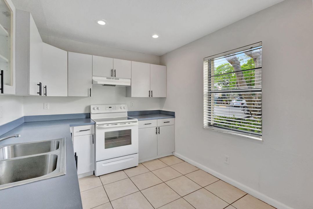 For Sale: $119,900 (2 beds, 2 baths, 1014 Square Feet)