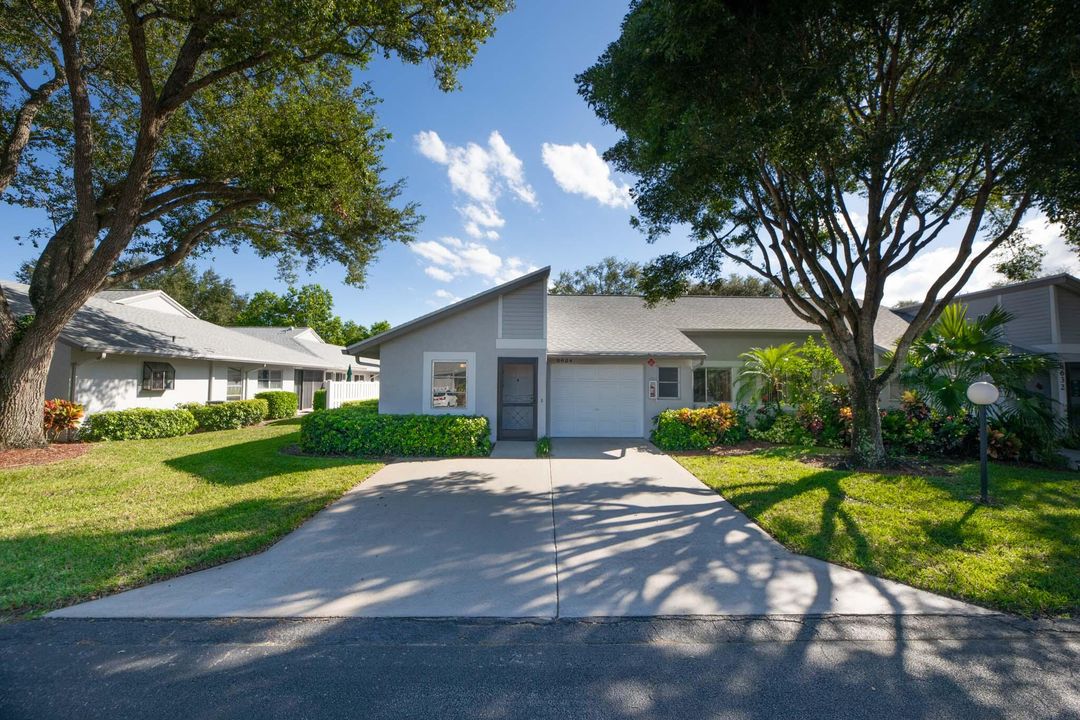 合同活跃: $259,900 (2 贝兹, 2 浴室, 1162 平方英尺)