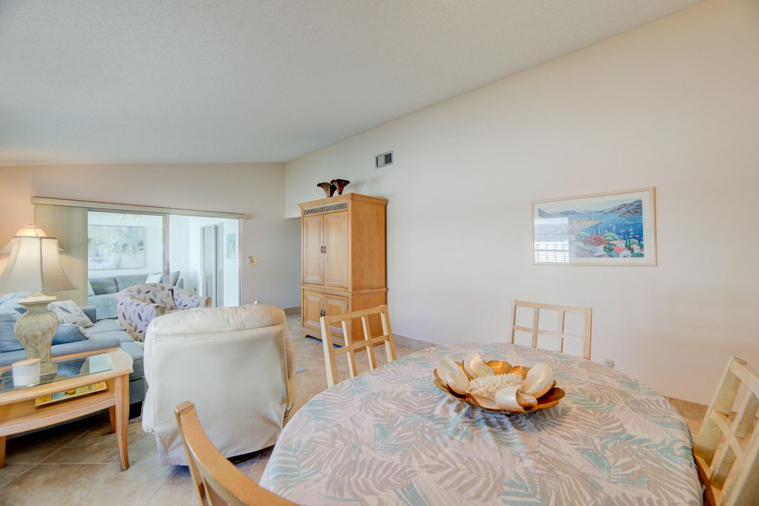 合同活跃: $259,900 (2 贝兹, 2 浴室, 1162 平方英尺)