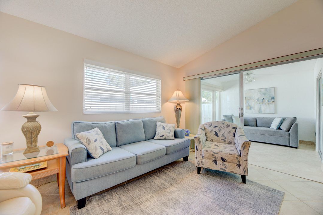 合同活跃: $259,900 (2 贝兹, 2 浴室, 1162 平方英尺)