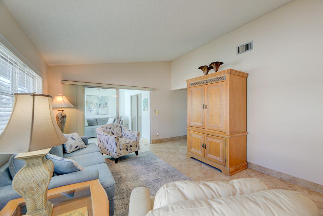 合同活跃: $259,900 (2 贝兹, 2 浴室, 1162 平方英尺)