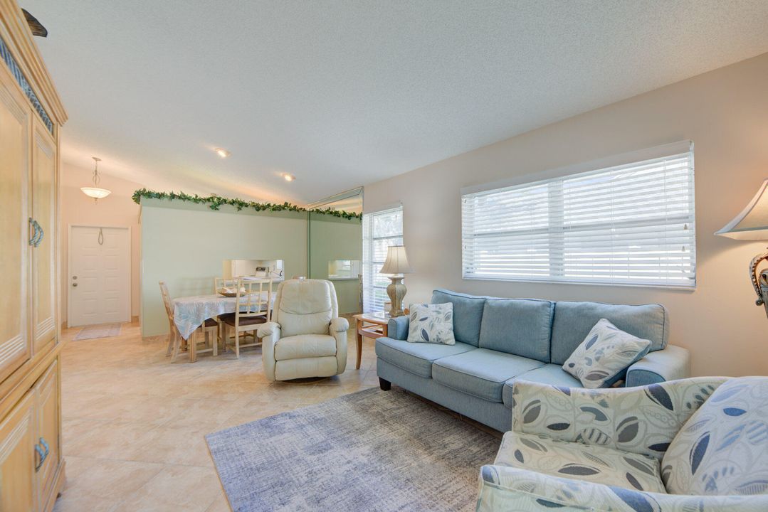 合同活跃: $259,900 (2 贝兹, 2 浴室, 1162 平方英尺)