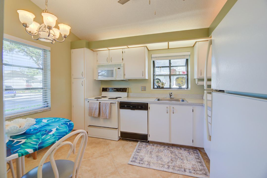 合同活跃: $259,900 (2 贝兹, 2 浴室, 1162 平方英尺)