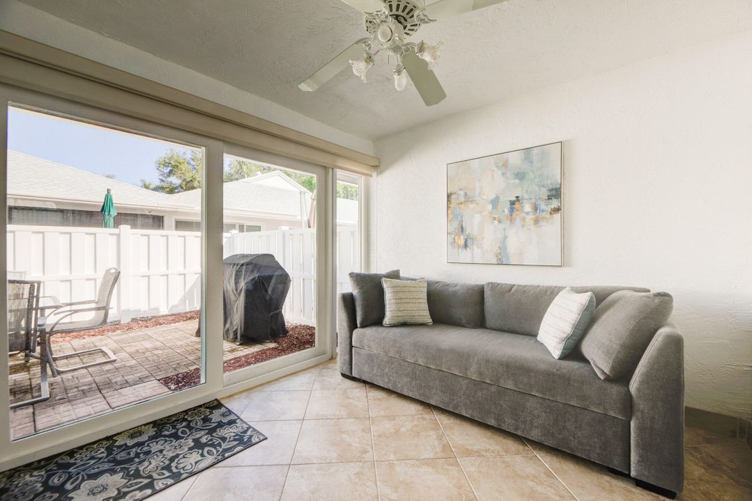 合同活跃: $259,900 (2 贝兹, 2 浴室, 1162 平方英尺)