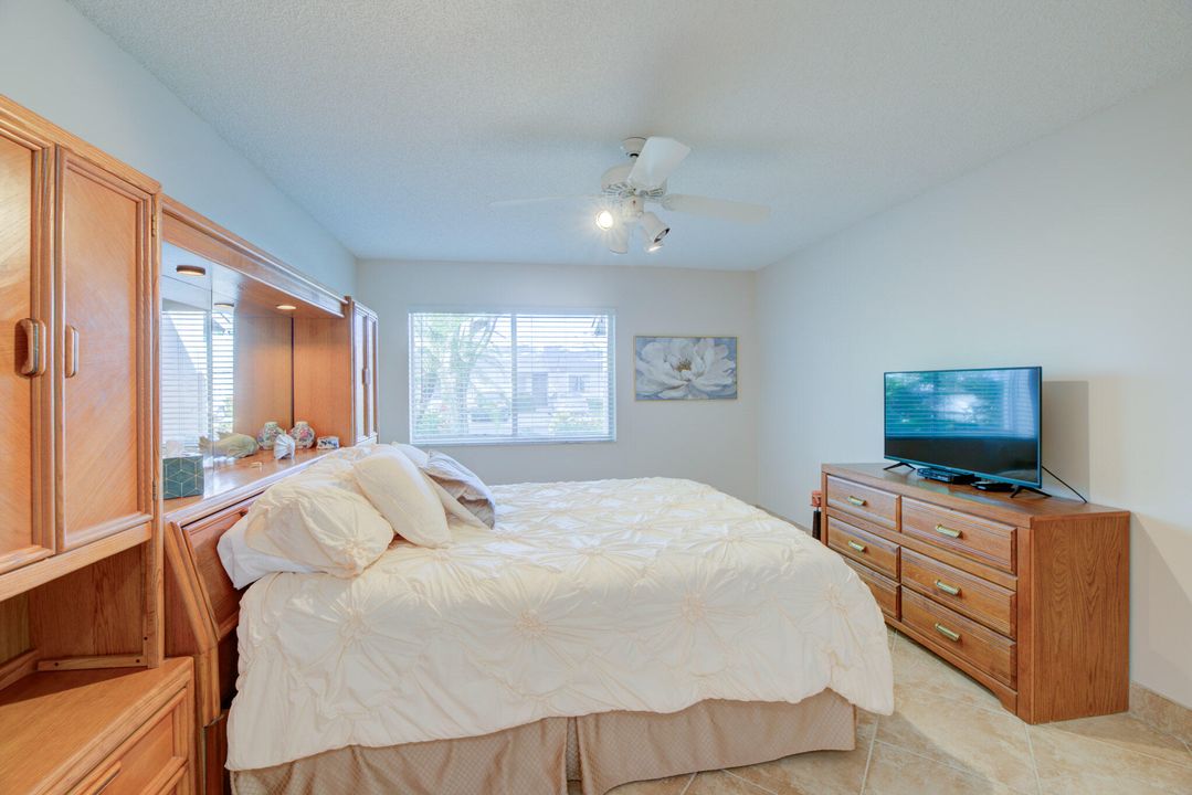 合同活跃: $259,900 (2 贝兹, 2 浴室, 1162 平方英尺)