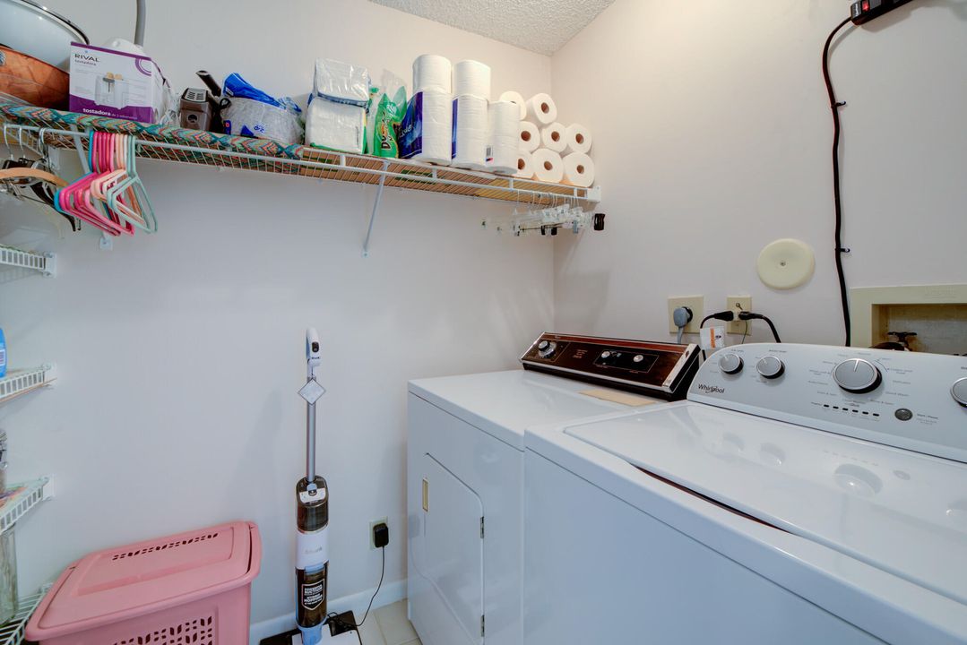 合同活跃: $259,900 (2 贝兹, 2 浴室, 1162 平方英尺)