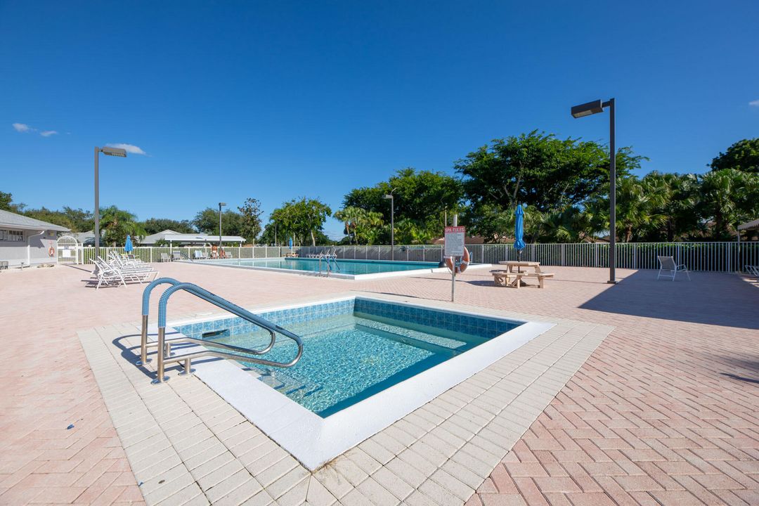 合同活跃: $259,900 (2 贝兹, 2 浴室, 1162 平方英尺)