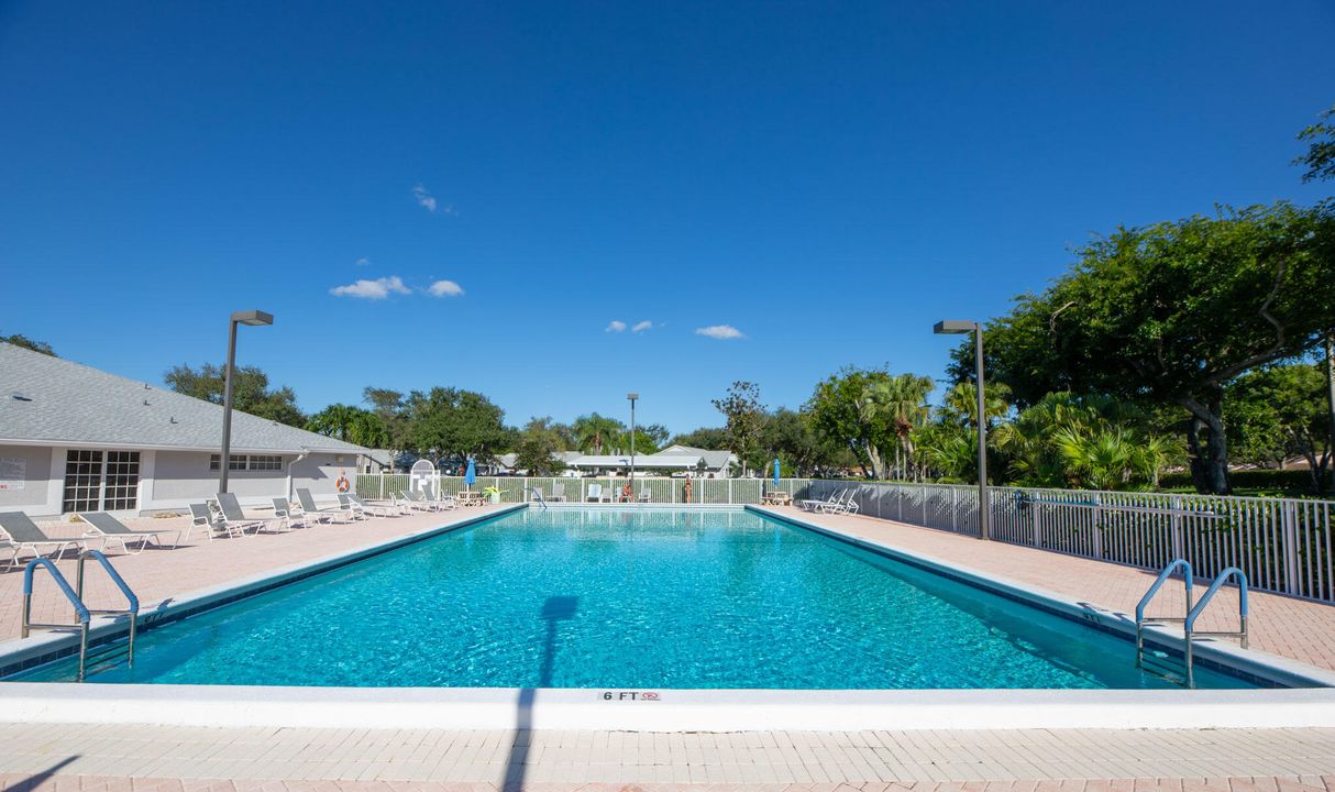 合同活跃: $259,900 (2 贝兹, 2 浴室, 1162 平方英尺)