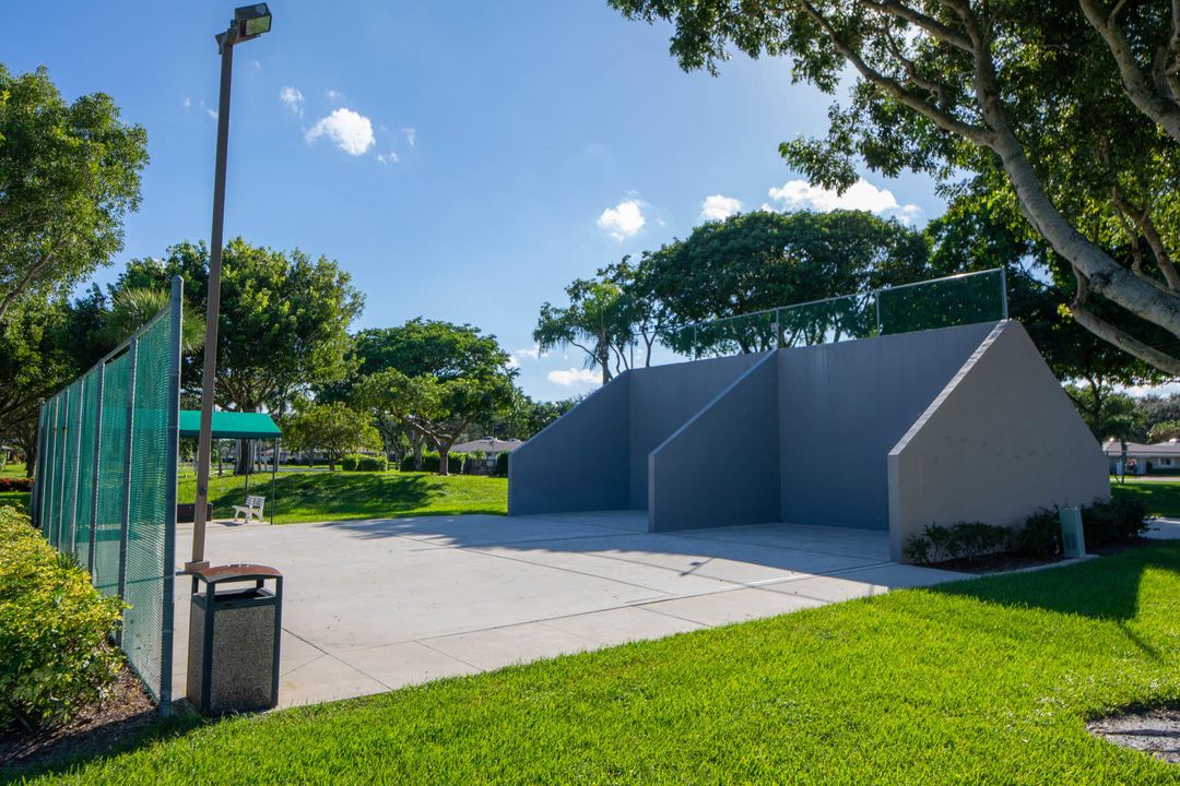 合同活跃: $259,900 (2 贝兹, 2 浴室, 1162 平方英尺)