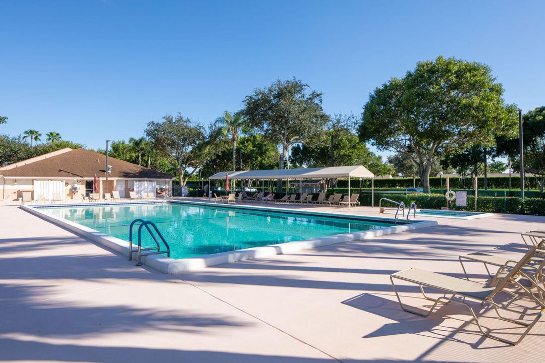 合同活跃: $259,900 (2 贝兹, 2 浴室, 1162 平方英尺)