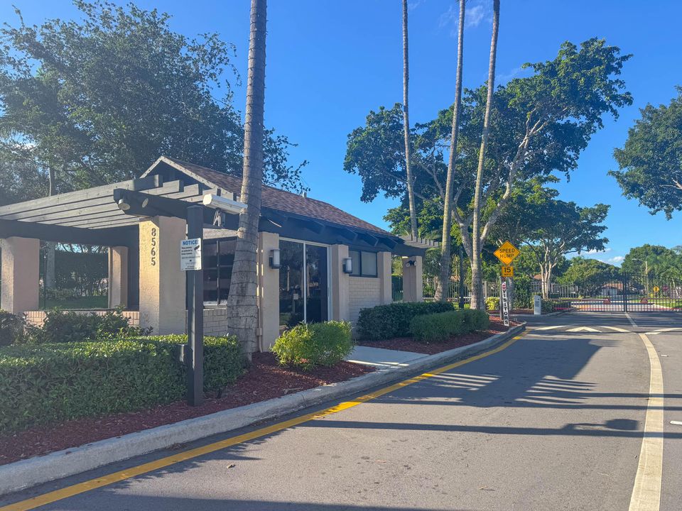 合同活跃: $259,900 (2 贝兹, 2 浴室, 1162 平方英尺)