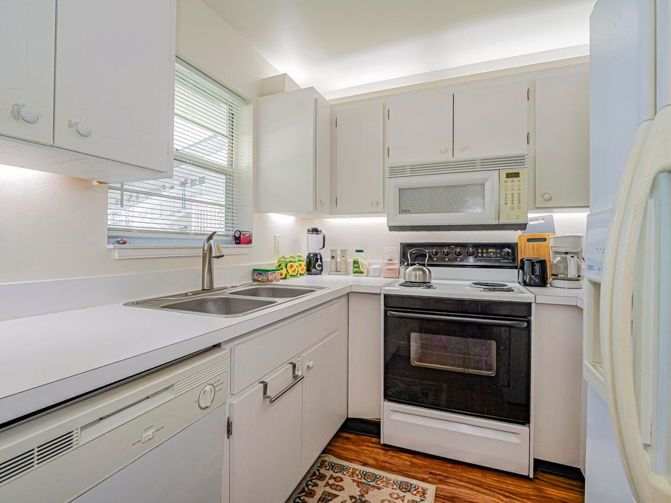 На продажу: $179,000 (2 спален, 2 ванн, 1000 Квадратных фут)