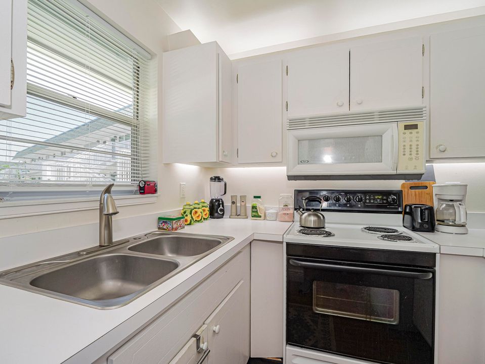 На продажу: $179,000 (2 спален, 2 ванн, 1000 Квадратных фут)