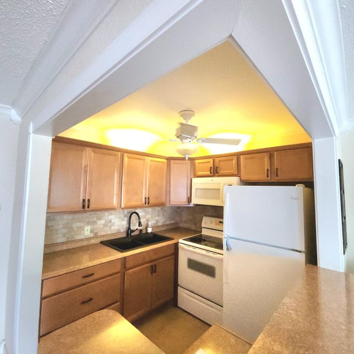 For Sale: $85,000 (1 beds, 1 baths, 684 Square Feet)