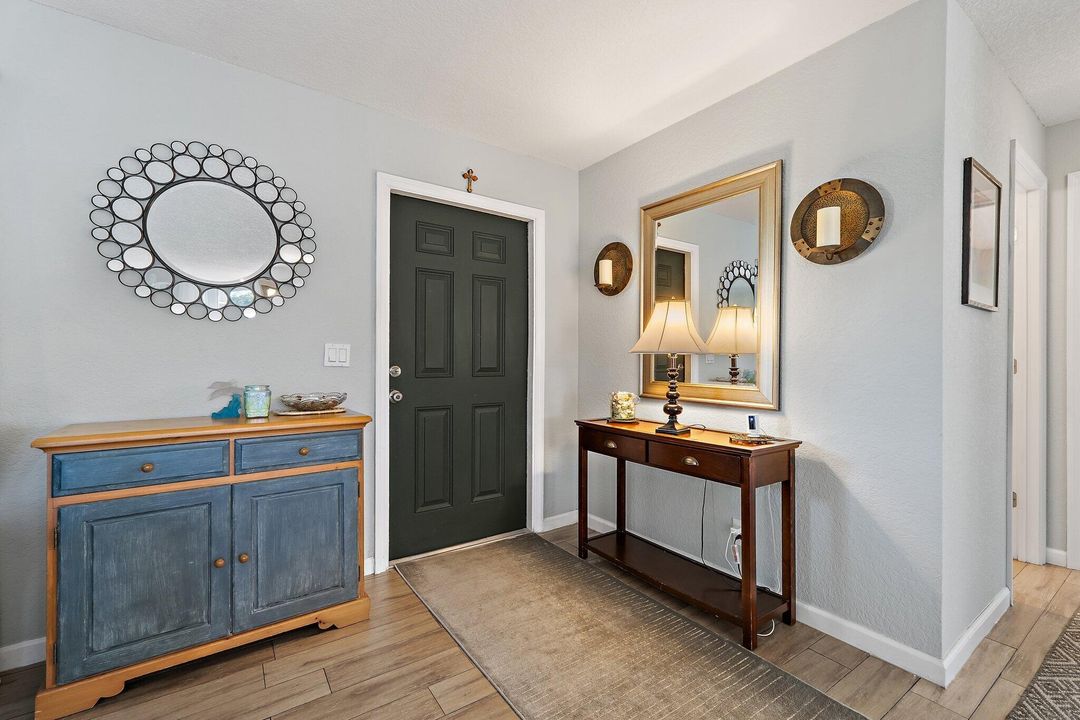 Под контрактом: $5,500 (2 спален, 2 ванн, 1228 Квадратных фут)