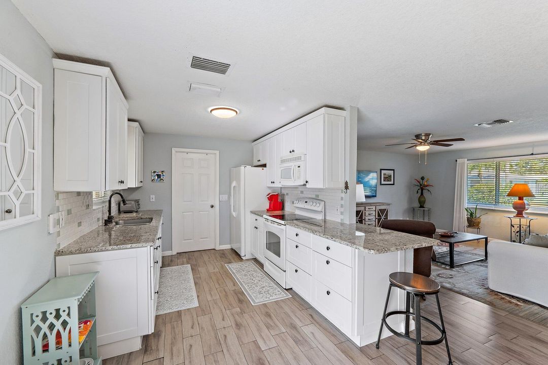 Под контрактом: $5,500 (2 спален, 2 ванн, 1228 Квадратных фут)