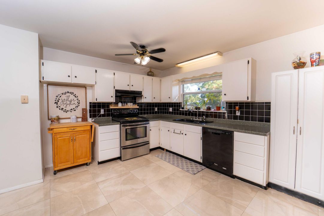 For Sale: $320,000 (3 beds, 2 baths, 1032 Square Feet)