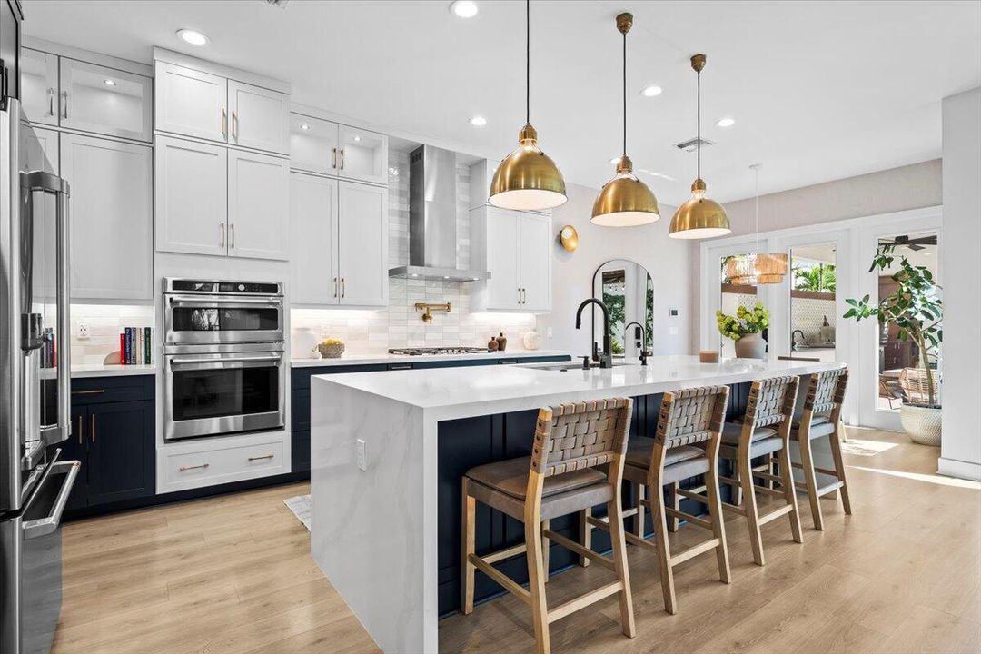 Под контрактом: $1,499,999 (4 спален, 3 ванн, 2772 Квадратных фут)