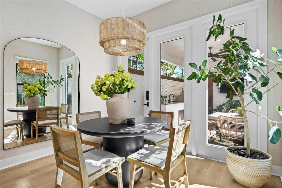 Под контрактом: $1,499,999 (4 спален, 3 ванн, 2772 Квадратных фут)