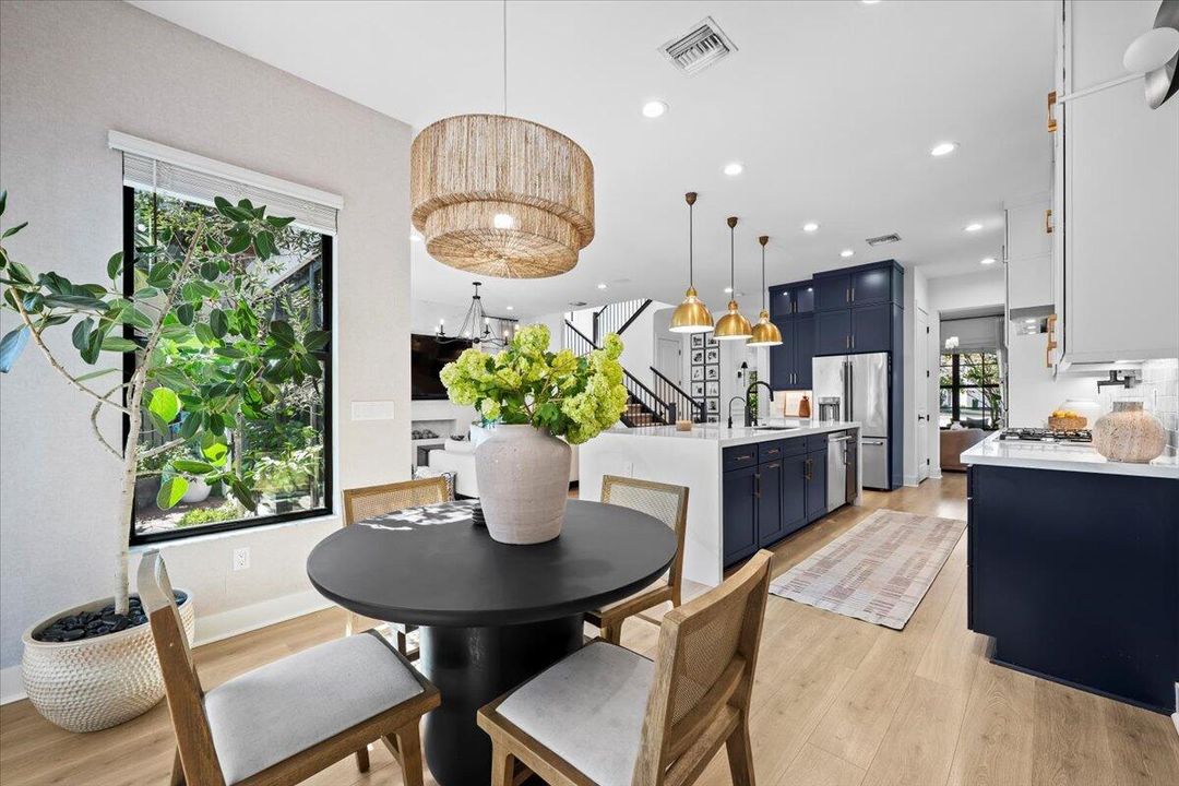 Под контрактом: $1,499,999 (4 спален, 3 ванн, 2772 Квадратных фут)